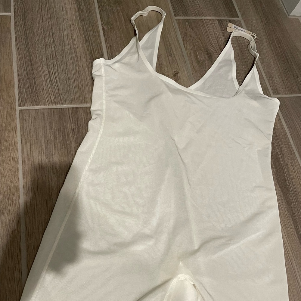 NWT SKIMS barely there shapewear size 3X, white color,  brand new, never worn.